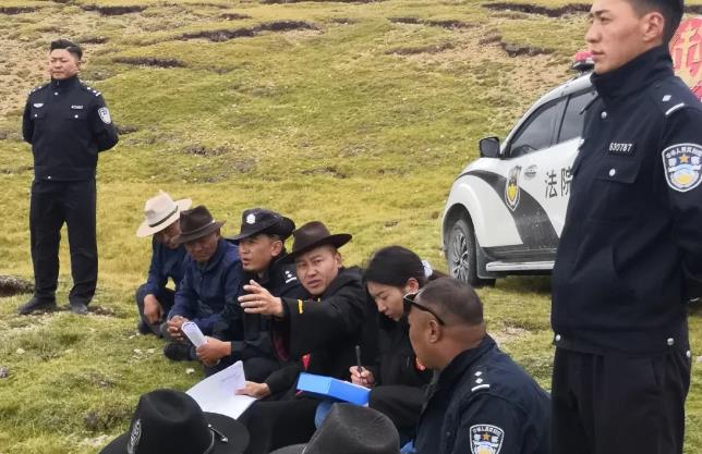 草原上没有法院怎么开庭？没关系，我们现场搭一个